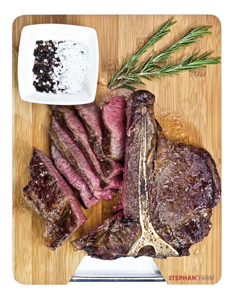 Saftiges Porterhouse-Steak auf Holzbrett