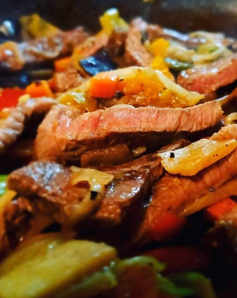 Leckeres gebratenes Fleisch mit Gemüse