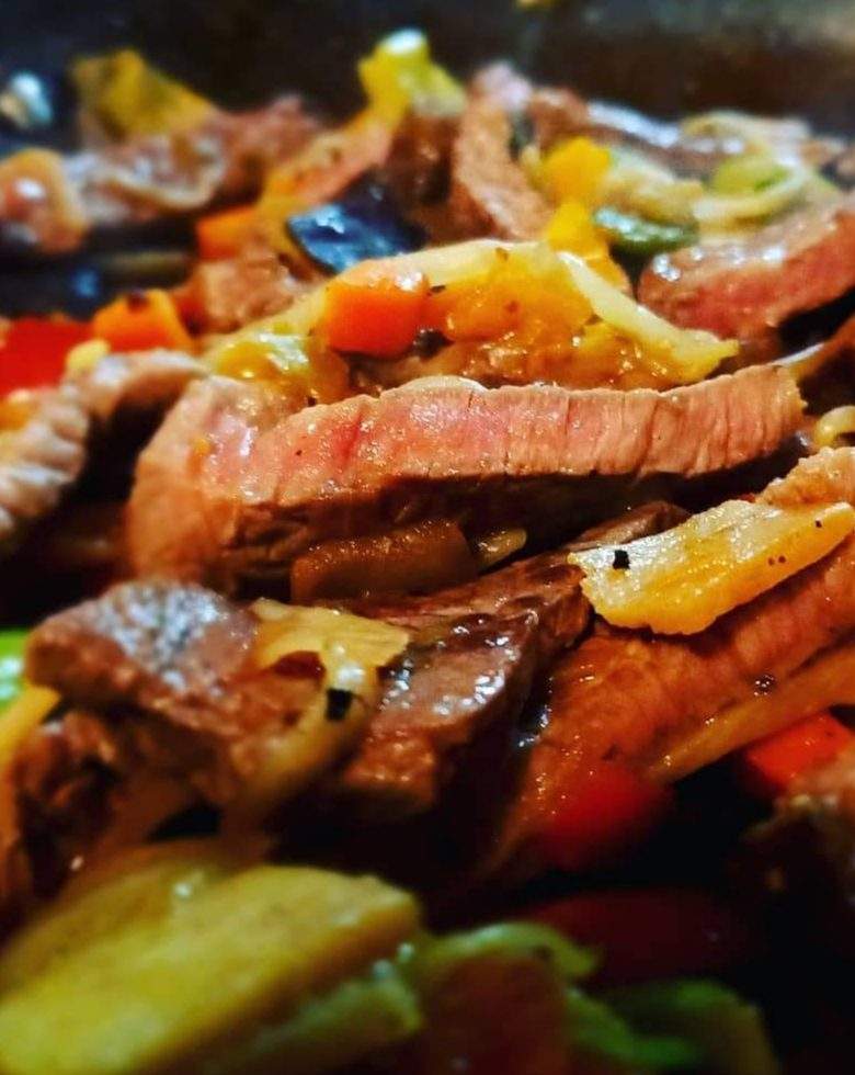 Leckeres gebratenes Fleisch mit Gemüse