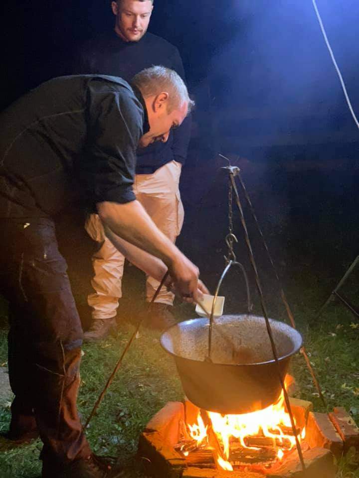 Person kocht über offenem Feuer