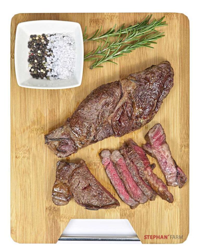 Gegrilltes Fleisch mit Gewürzen.