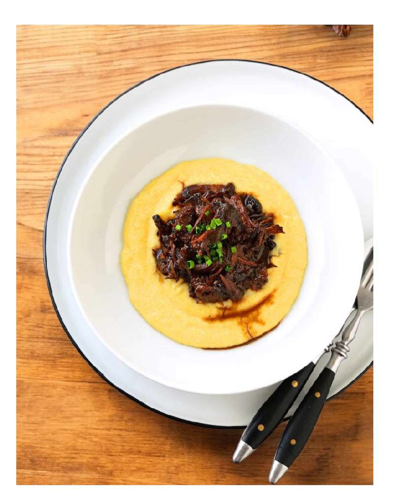 Rindfleisch auf cremigem Polenta-Bett