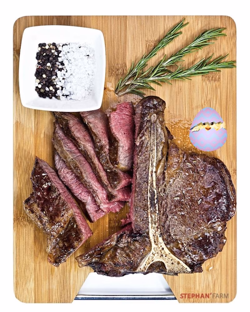 Saftiges Steak mit Gewürzen und Ei