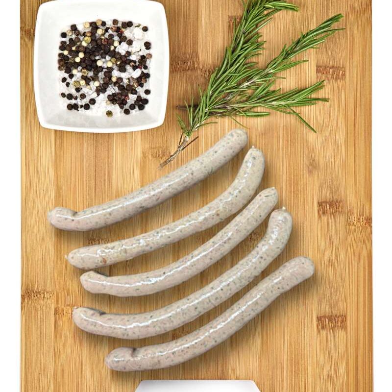 Fünf Bratwürste mit Gewürzen.