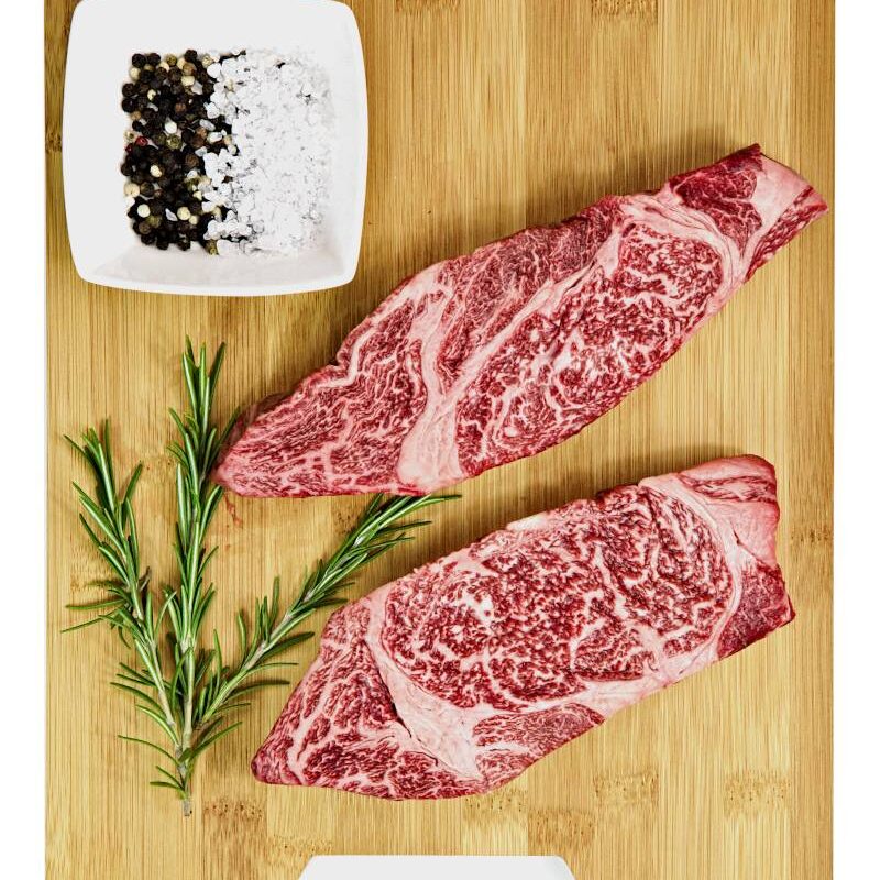 Zwei Rindersteaks mit Gewürzen