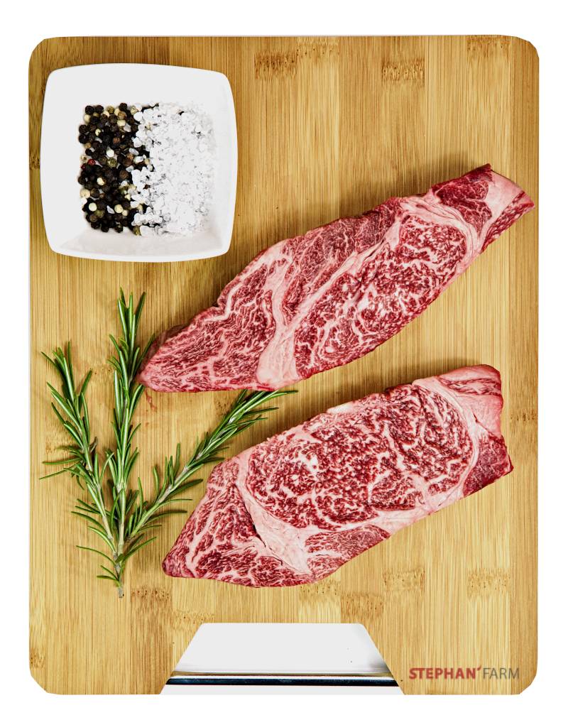 Zwei Rindersteaks mit Gewürzen