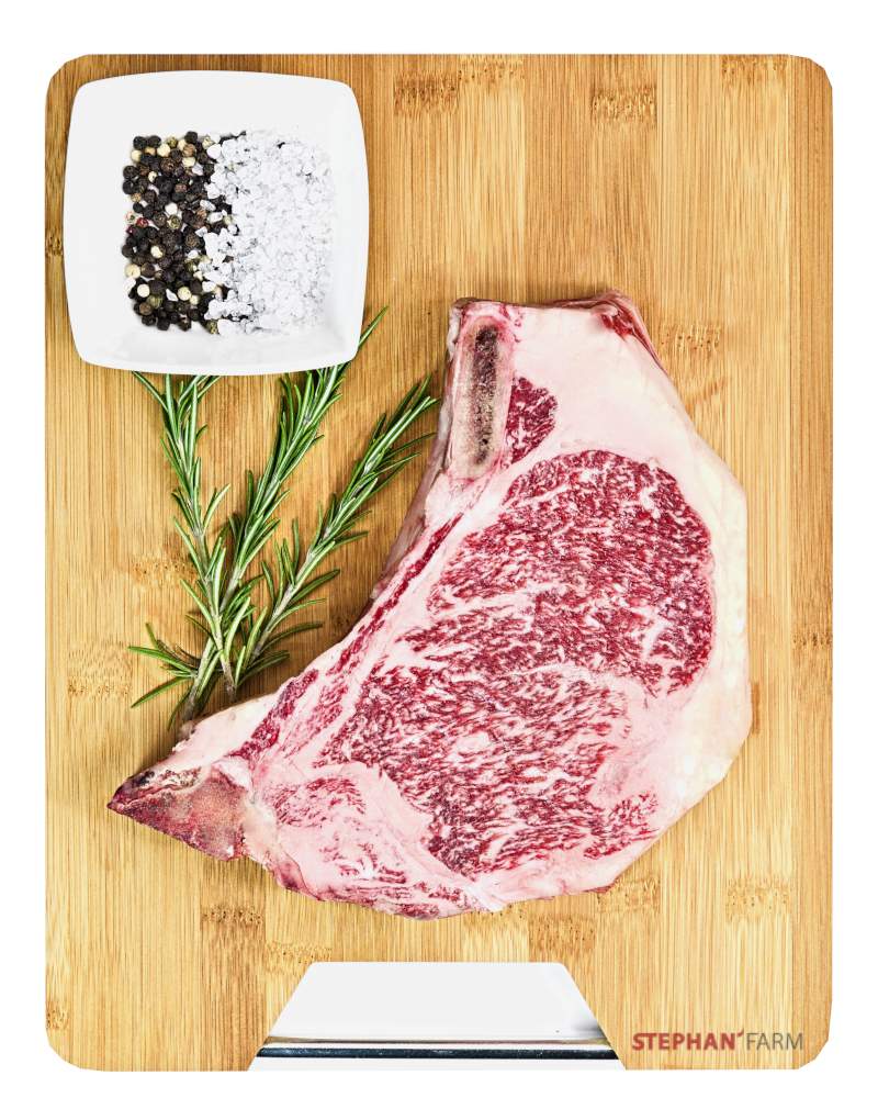 Rohes Steak mit Gewürzen und Rosmarin