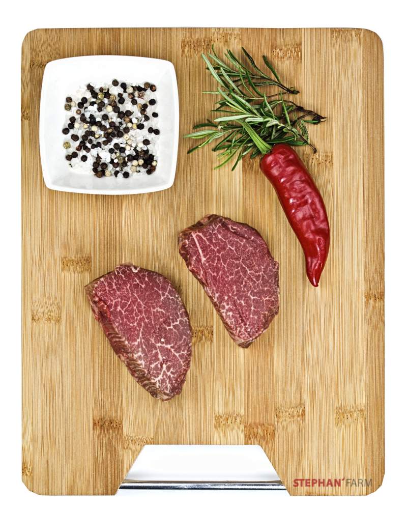 Rohes Fleisch mit Gewürzen und Kräutern