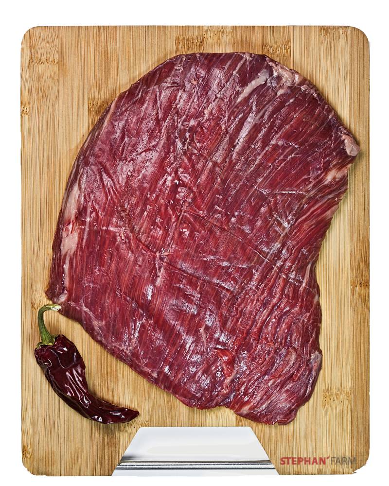 Rohes Fleisch auf einem Schneidebrett