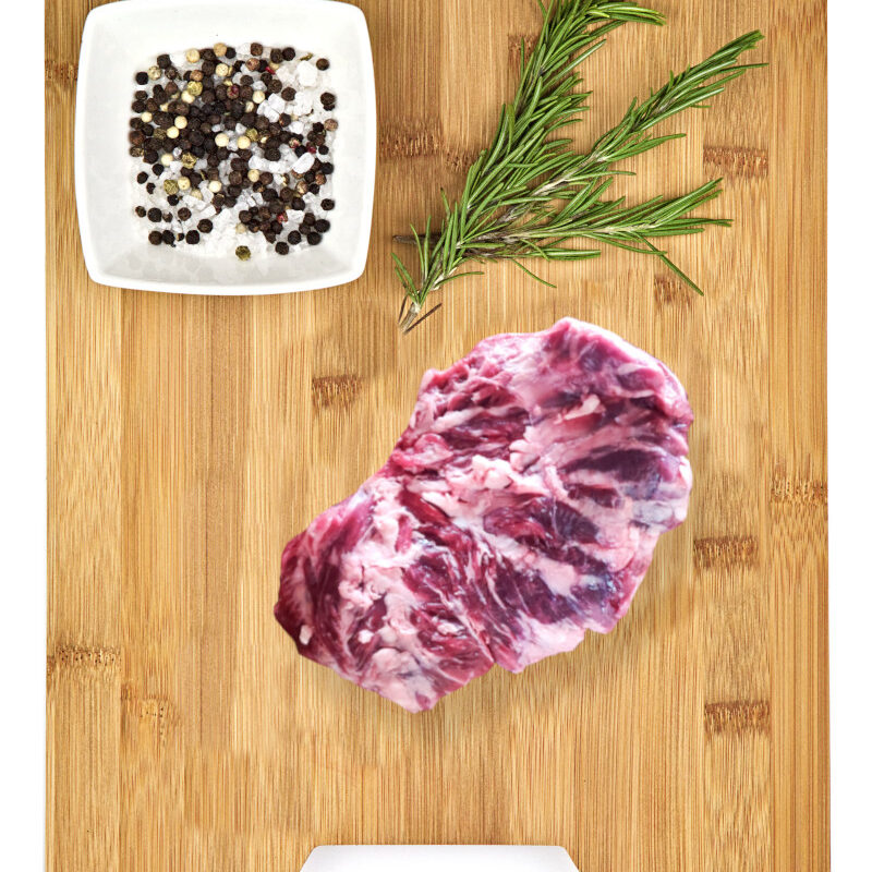 Rohes Fleisch mit Gewürzen und Kräutern, wagyu spider steak