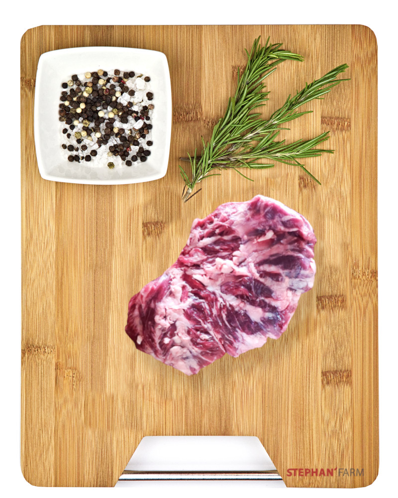 Rohes Fleisch mit Gewürzen und Kräutern