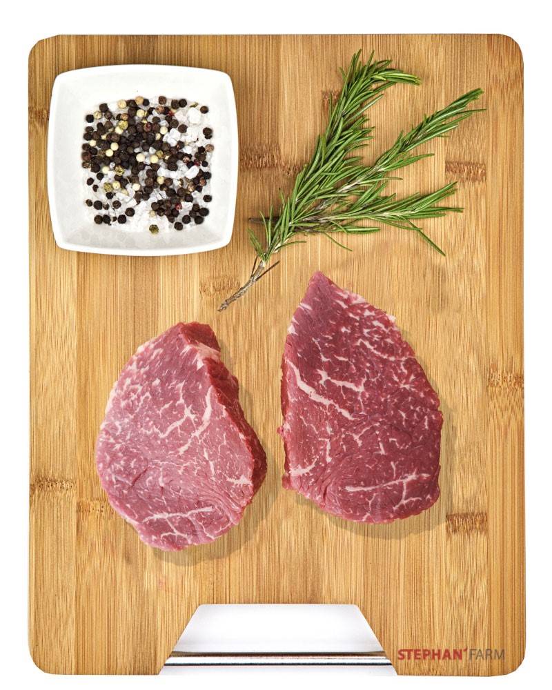 Rohes Fleisch mit Gewürzen und Kräutern