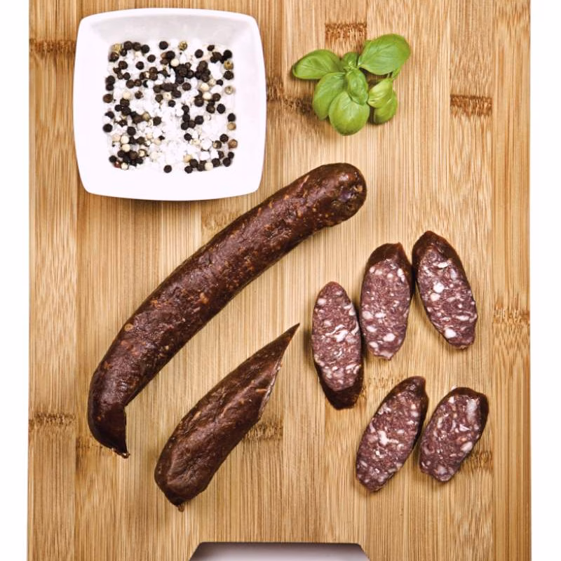Wurst und Gewürze auf Holzbrett, hauswurst klassisch