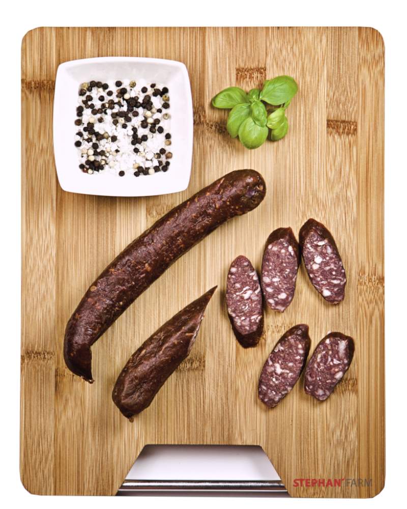 Wurst und Gewürze auf Holzbrett