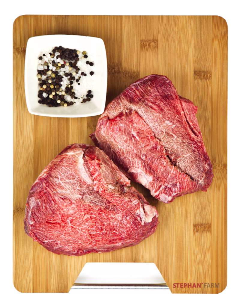 Rohes Fleisch auf einem Schneidebrett