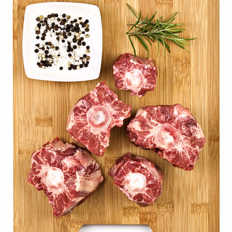 Rohes Ochsenschwanzfleisch auf Holzbrett, wagyu ochsenschlepp