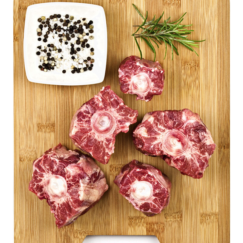 Rohes Ochsenschwanzfleisch auf Holzbrett, wagyu ochsenschlepp