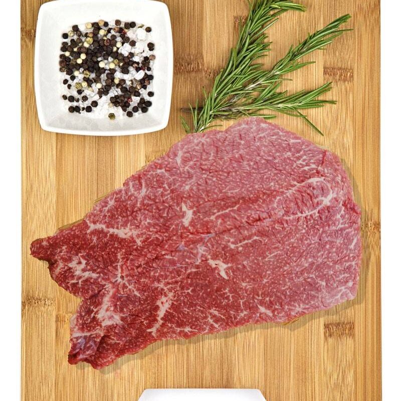 Rohes Fleisch mit Gewürzen und Rosmarin