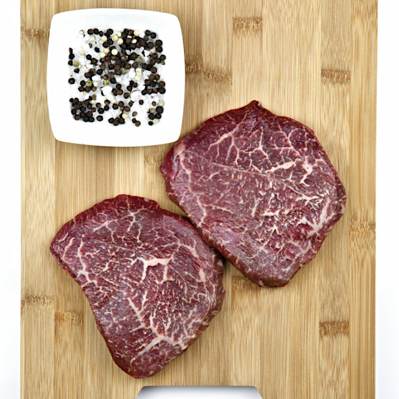 Rohes Steak mit Gewürzen daneben