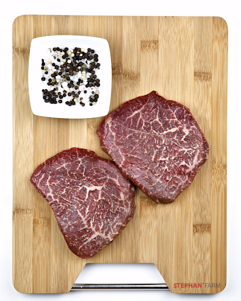 Rohes Steak mit Gewürzen daneben, wagyu thin flank