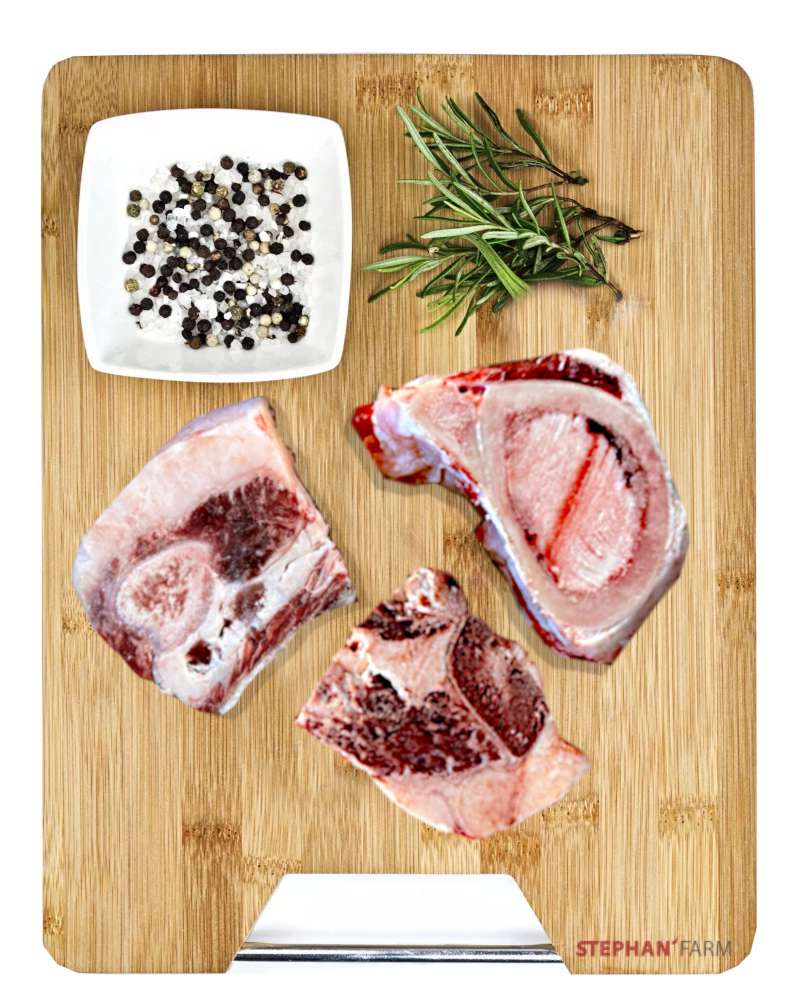 Rinderknochen mit Gewürzen und Kräutern