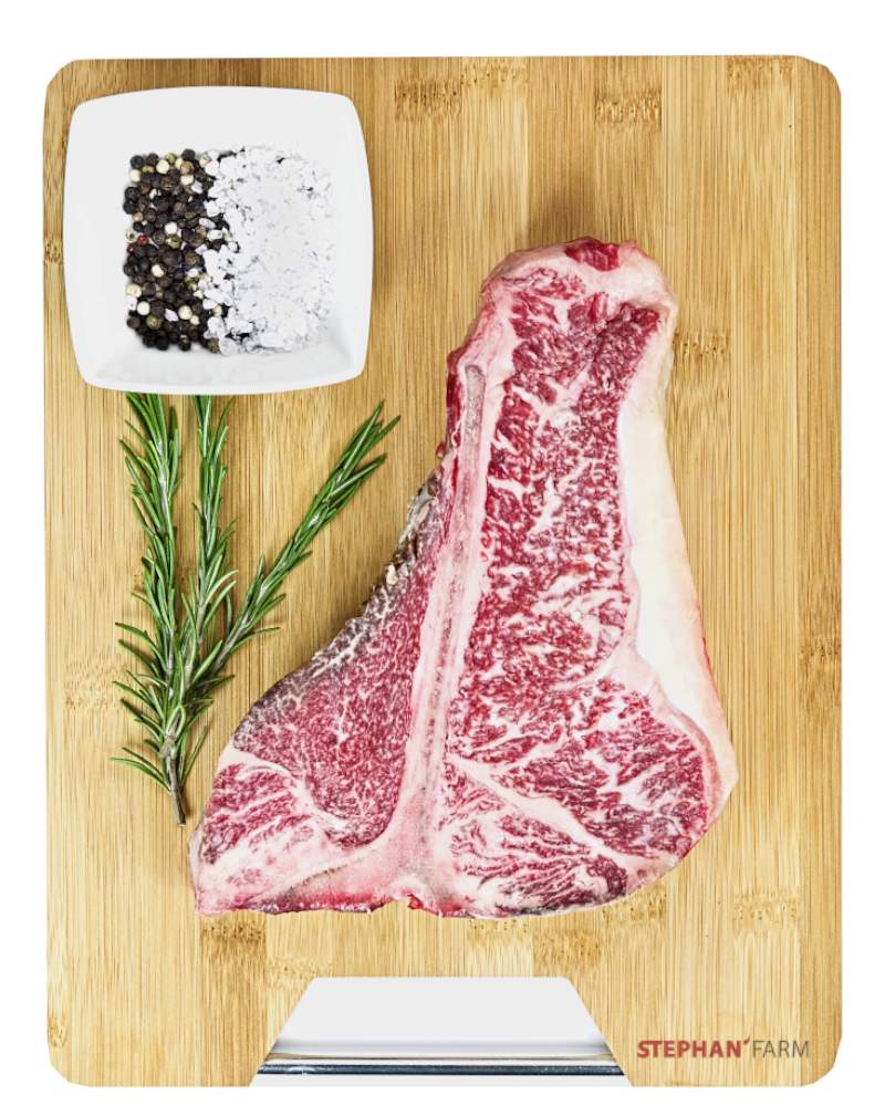 Rohes T-Bone-Steak mit Gewürzen