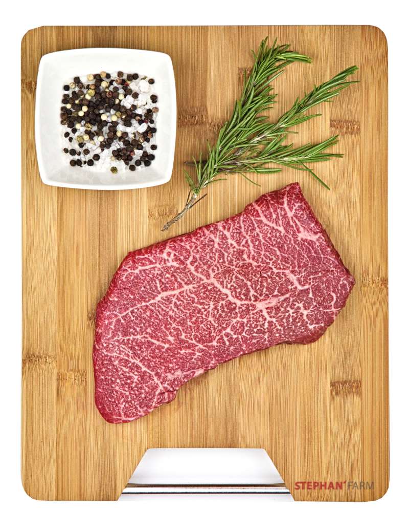 Rohes Steak mit Gewürzen und Kräutern