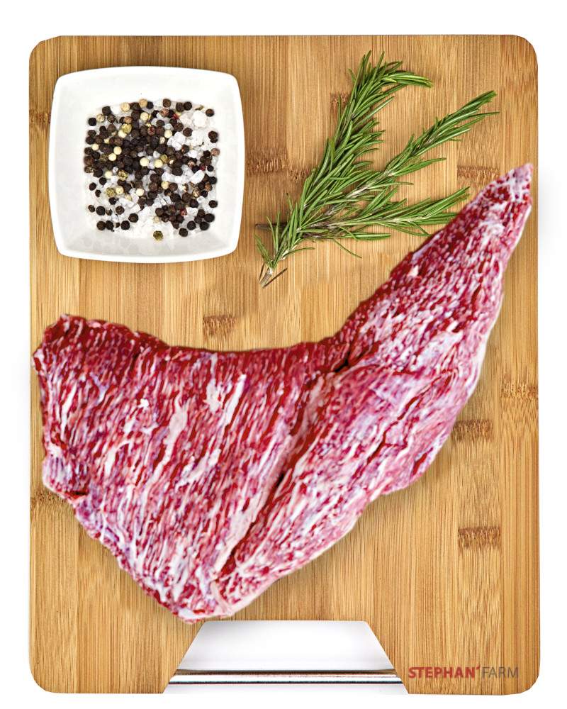 Rohes Fleisch auf einem Schneidebrett