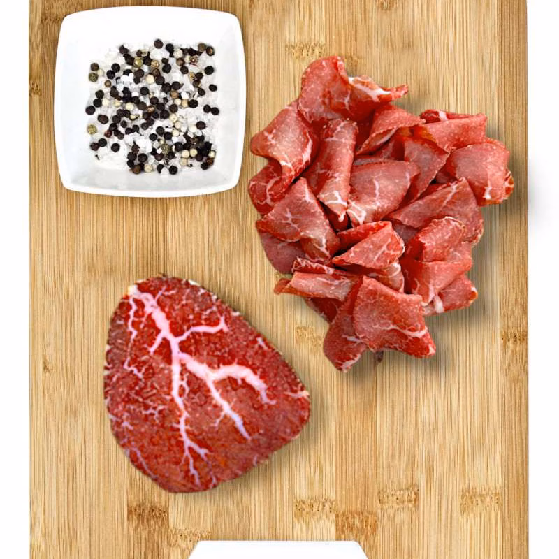 Rohes Fleisch auf einem Holzbrett