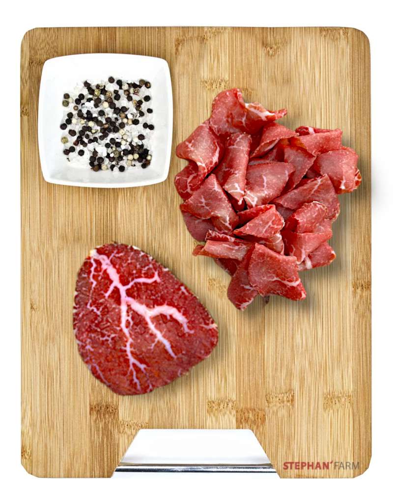 Rohes Fleisch auf einem Holzbrett