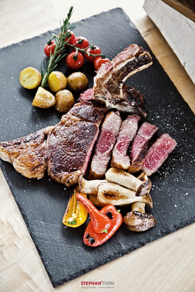 Gegrilltes Fleisch mit Gemüse und Kräutern