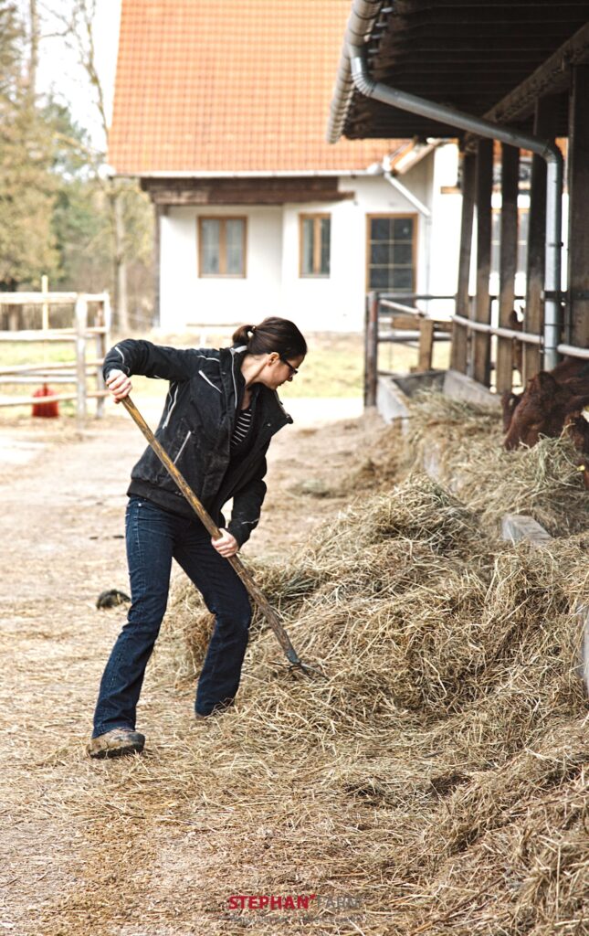Frau arbeitet auf einem Bauernhof.