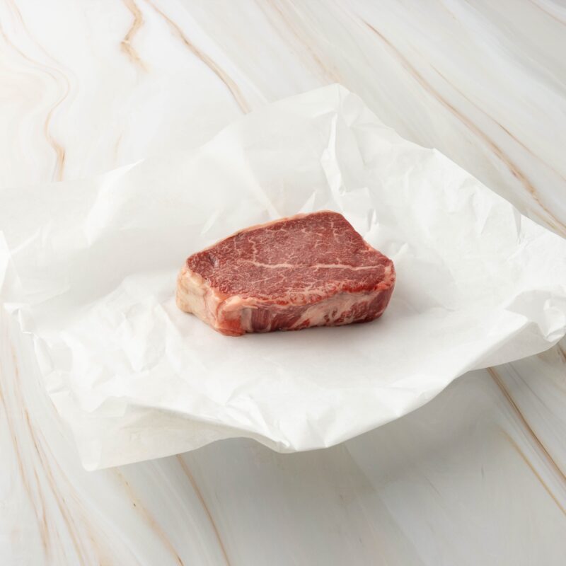 Stück rotes Fleisch auf Papier,