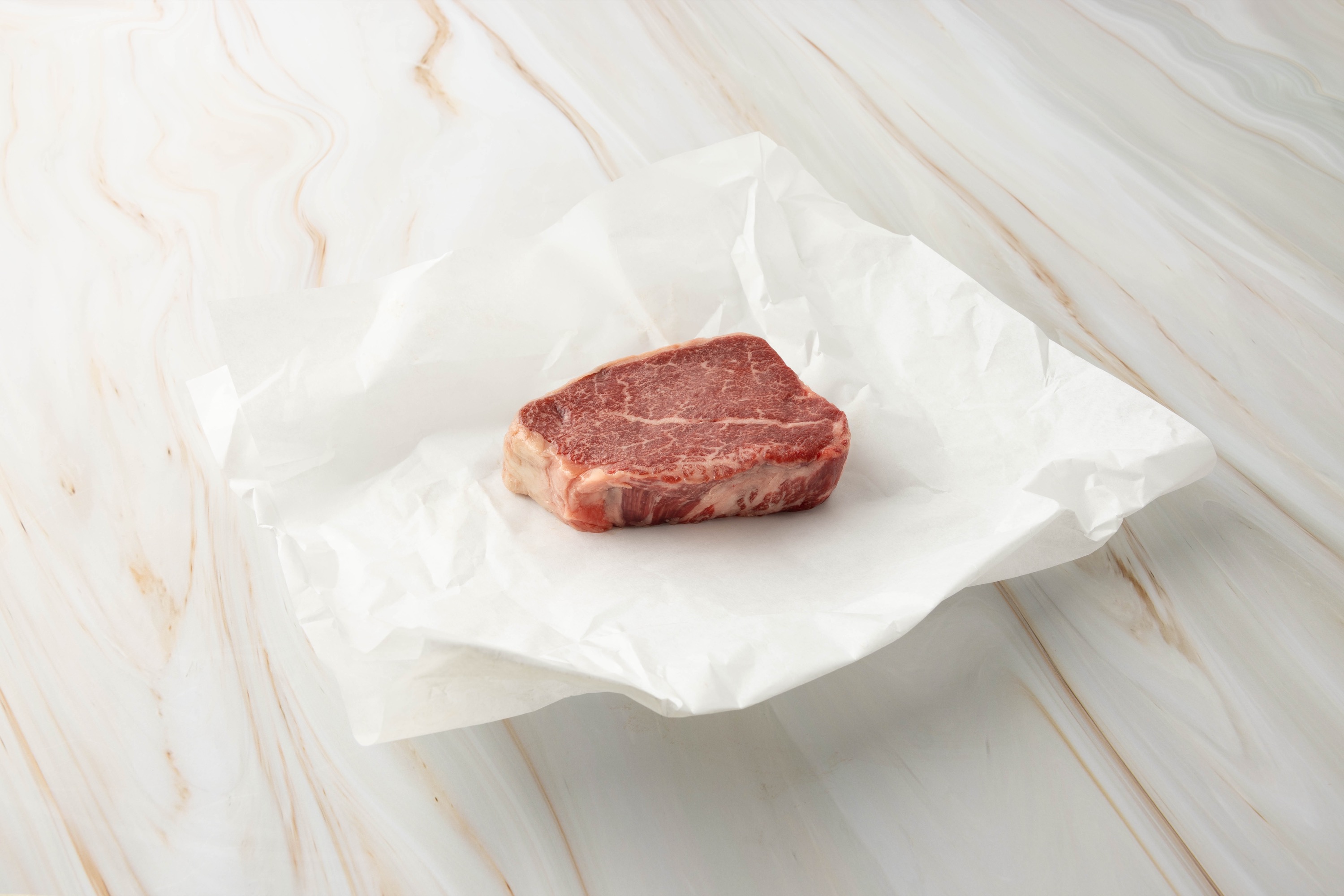 Stück rotes Fleisch auf Papier,