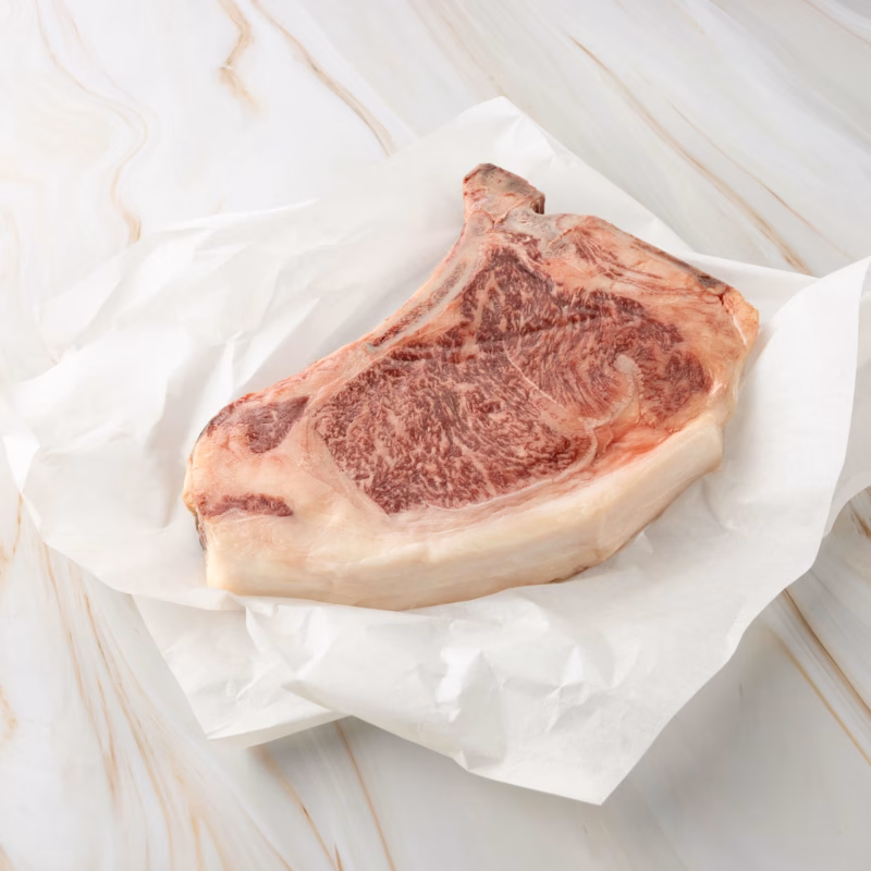 Rohes Clubsteak auf weißem Papier