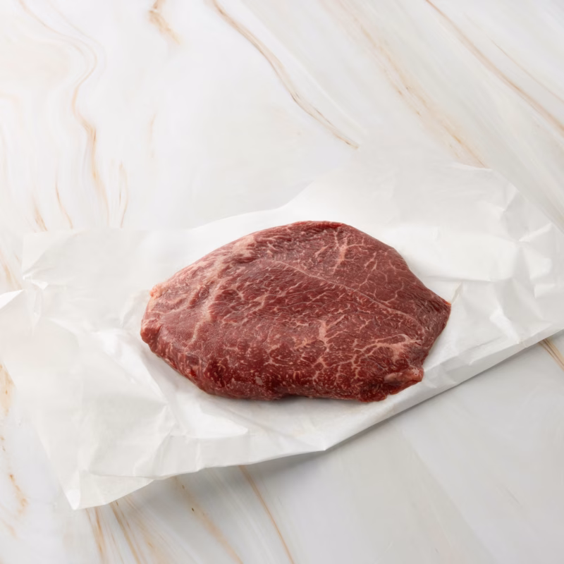 Rohes Fleisch auf weißem Papier, wagyu thin flank
