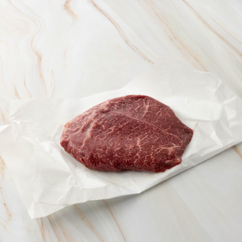 Rohes Fleisch auf weißem Papier, wagyu thin flank