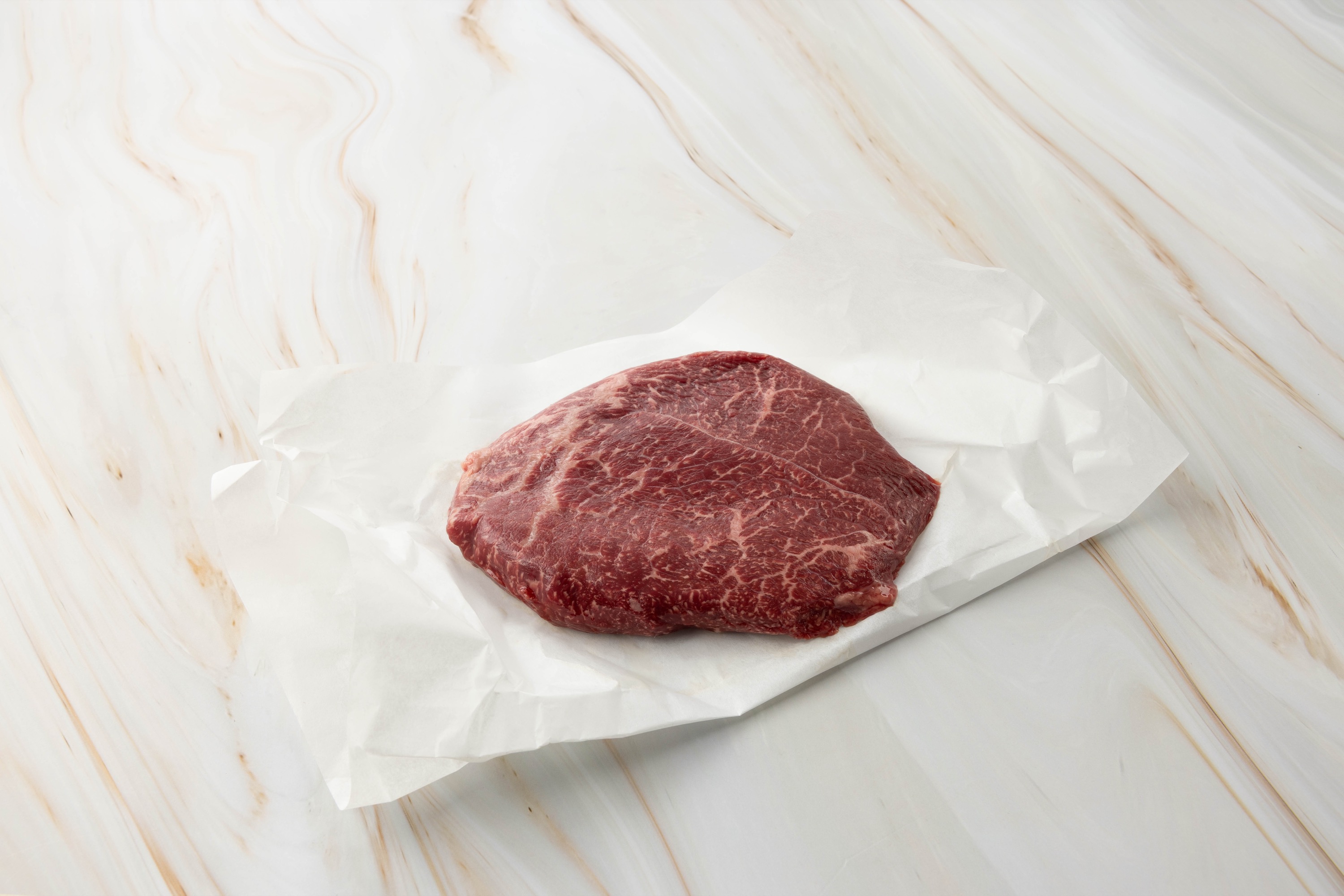 Rohes Fleisch auf weißem Papier, wagyu thin flank