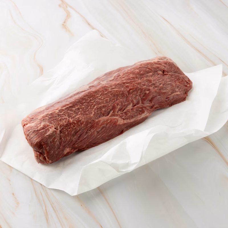 Rohes Huftfilet auf Papier