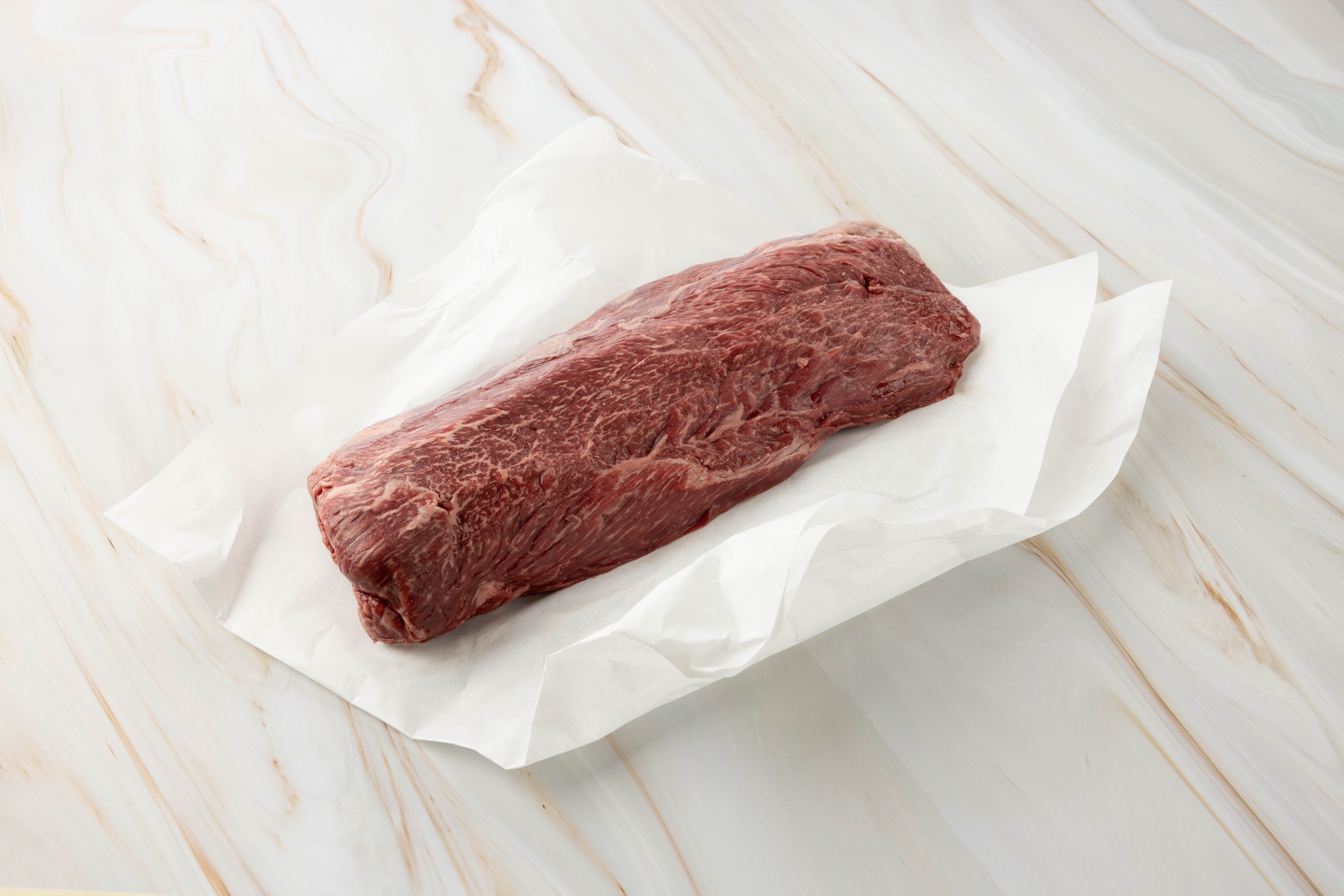 Rohes Huftfilet auf Papier