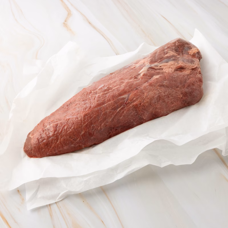 Rohes Schulterfilet auf Papier