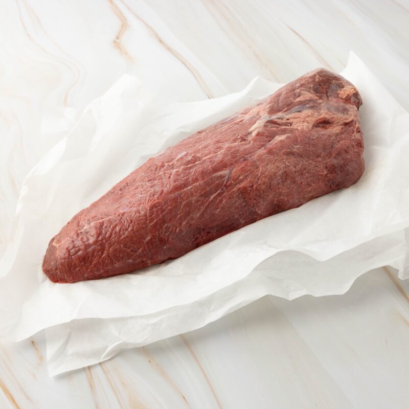 Rohes Schulterfilet auf Papier