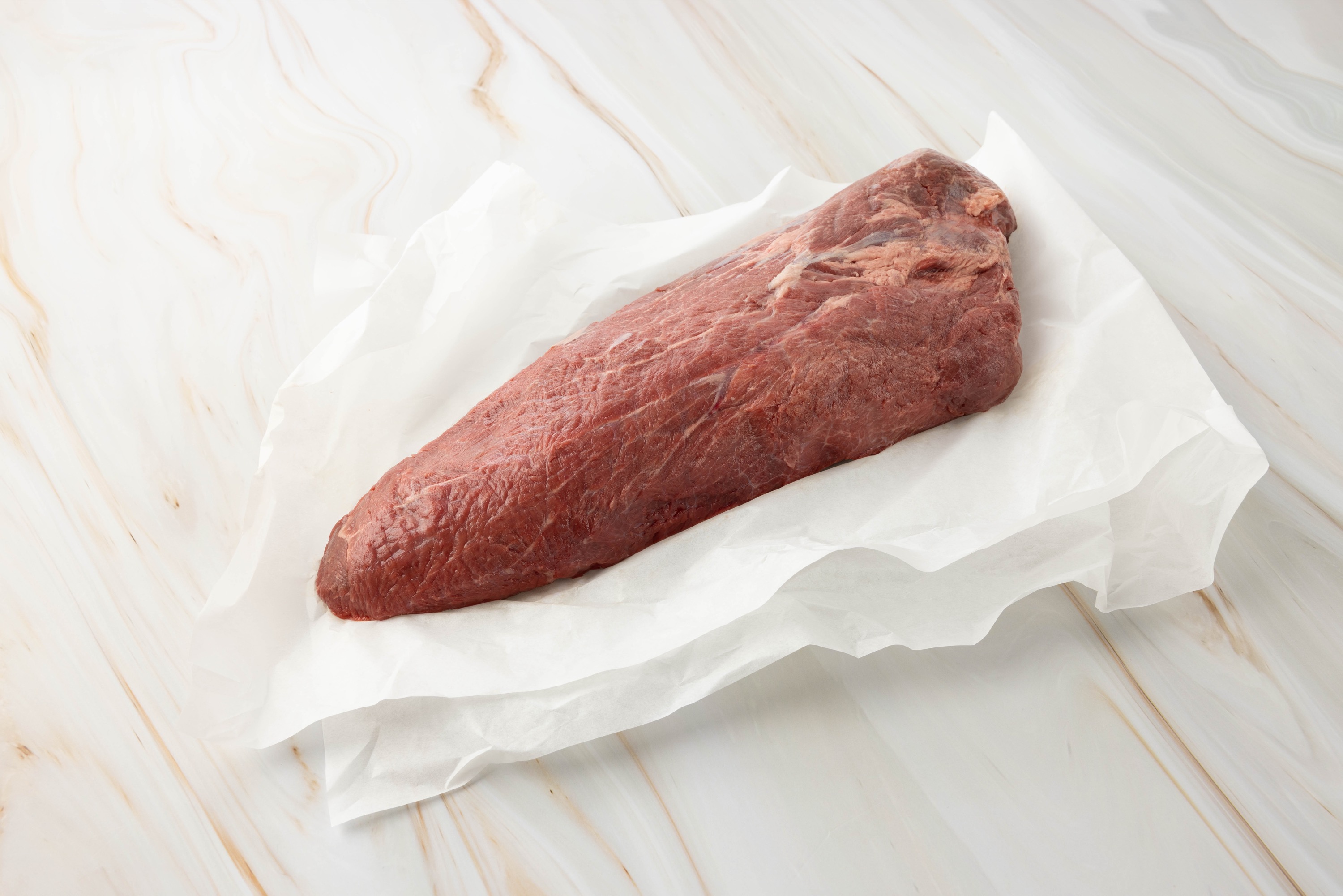 Rohes Schulterfilet auf Papier