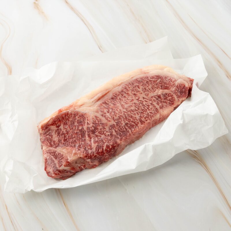 Rohes, marmoriertes Steak auf Papier