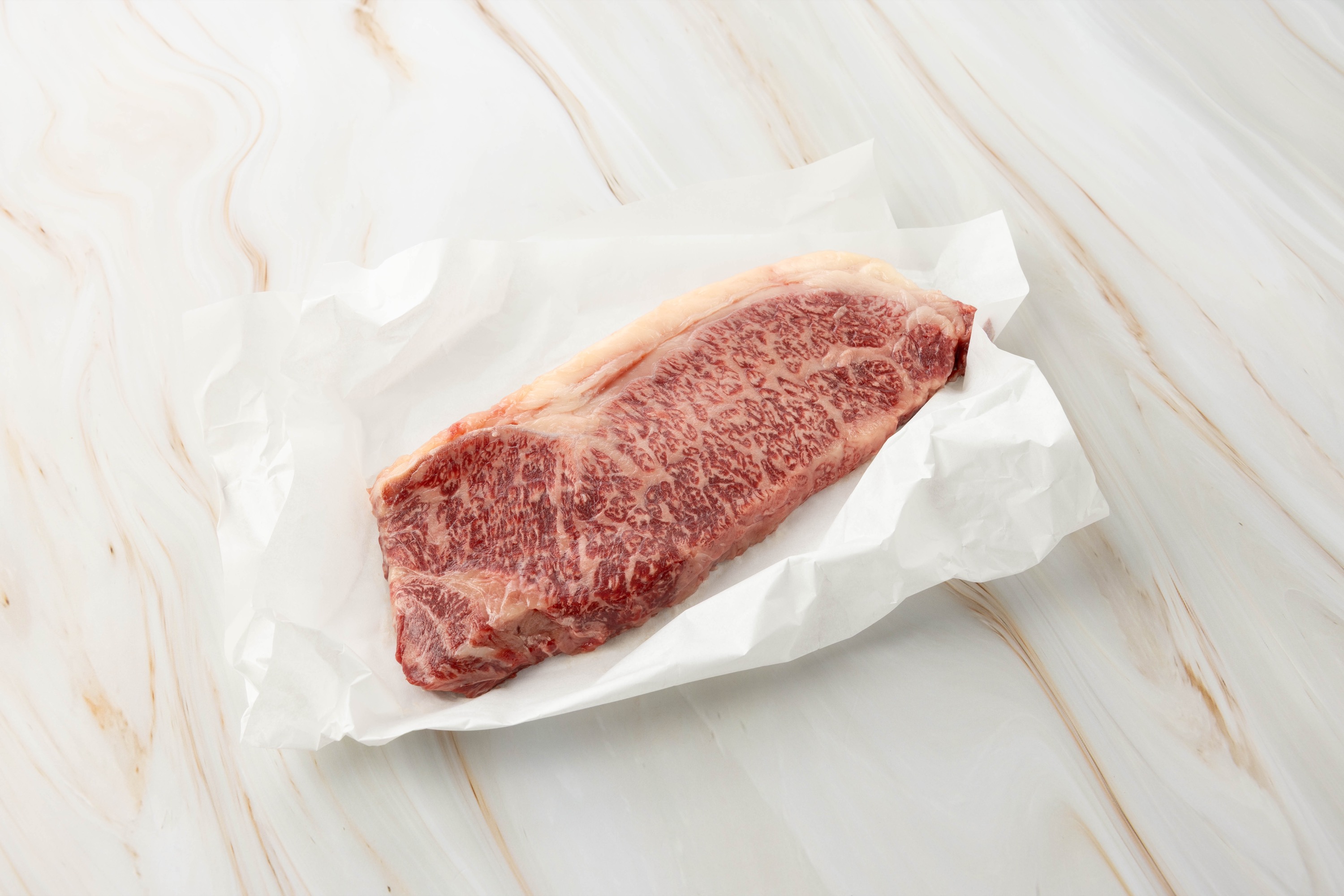 Rohes, marmoriertes Steak auf Papier