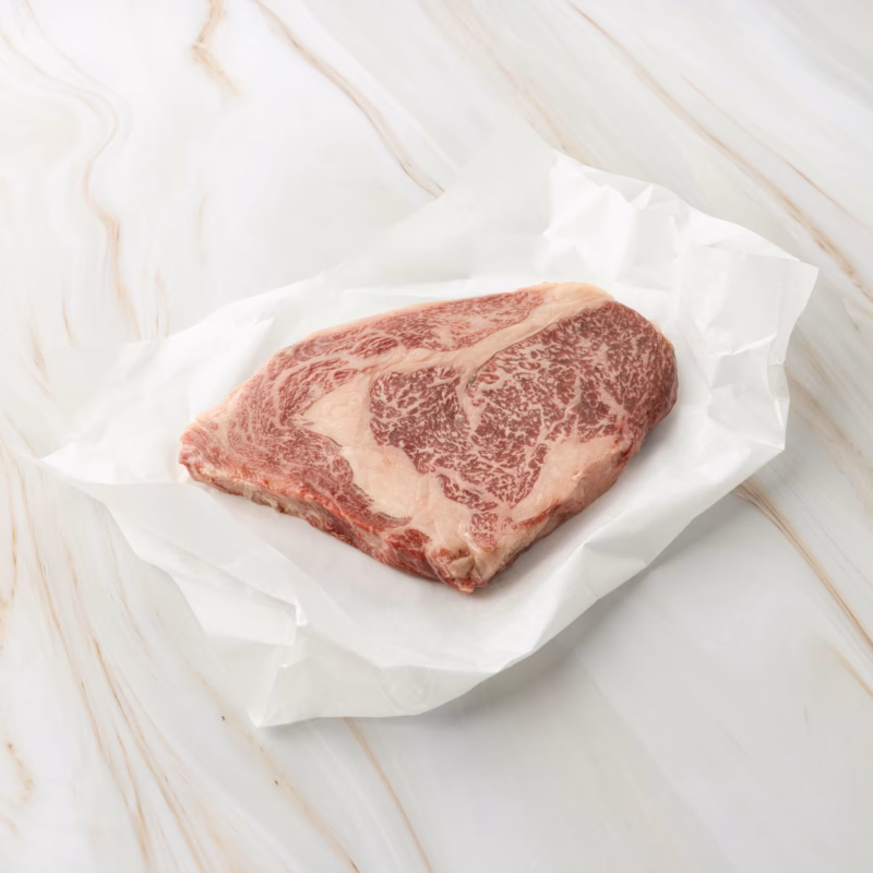 Ribeye-Steak auf weißem Papier