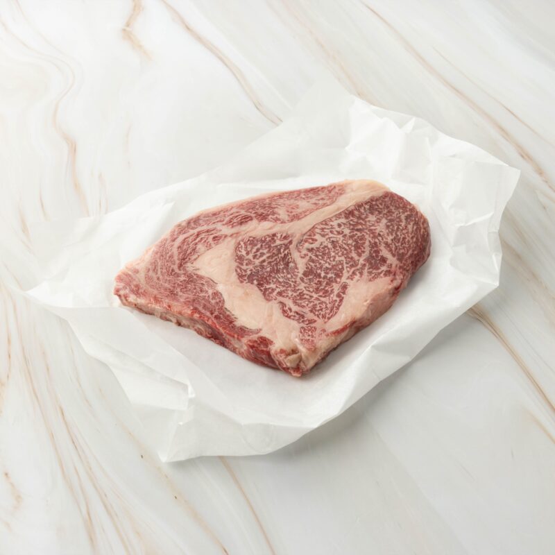 Ribeye-Steak auf weißem Papier