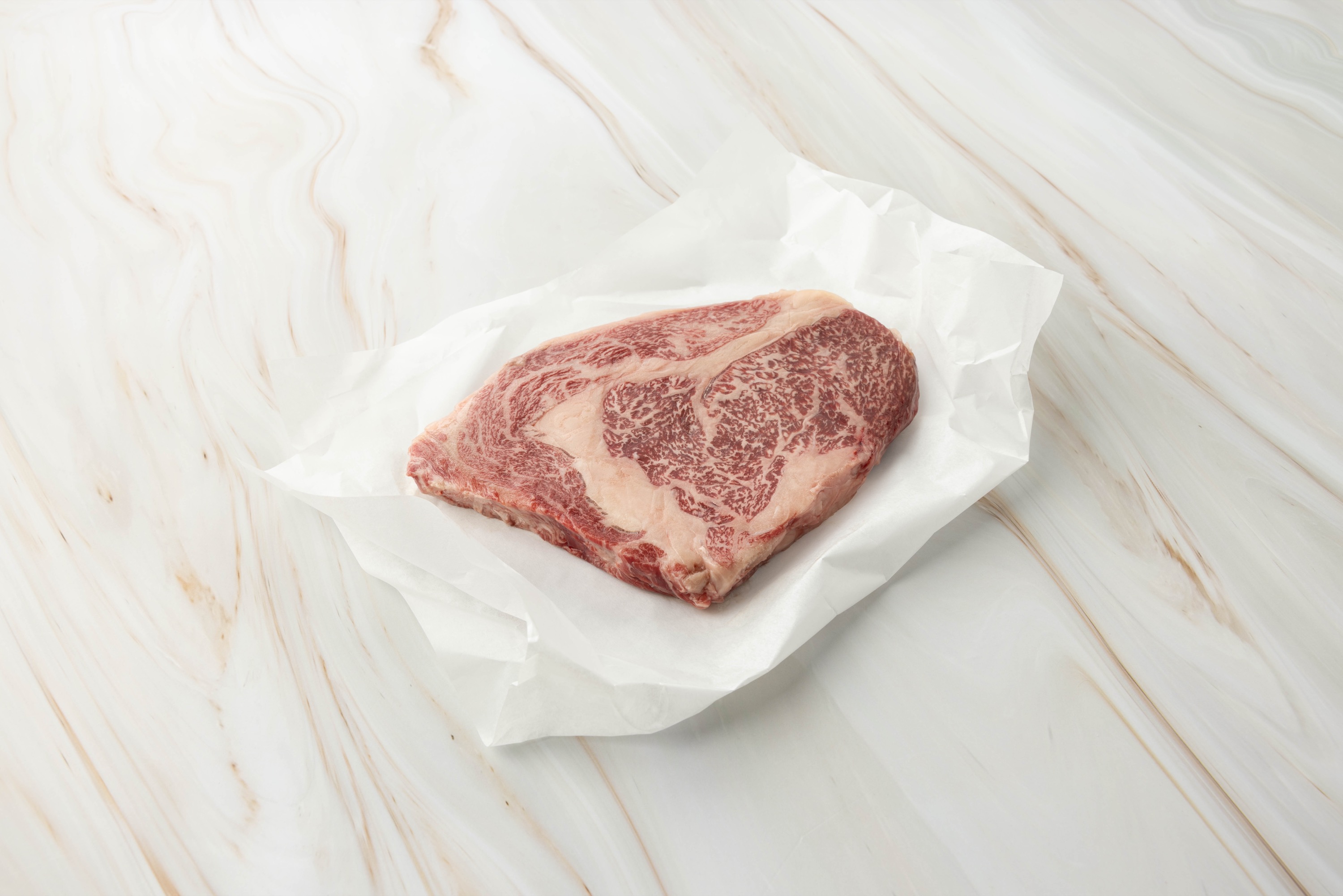 Ribeye-Steak auf weißem Papier