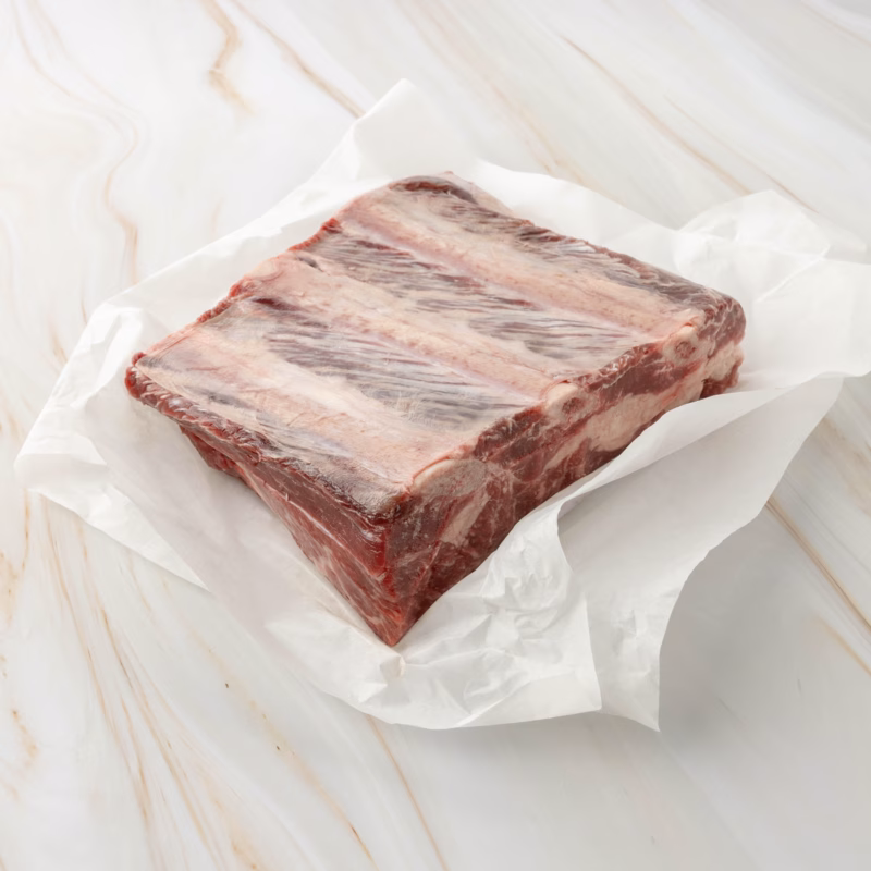 Rohes Stück Rindfleisch auf Papier