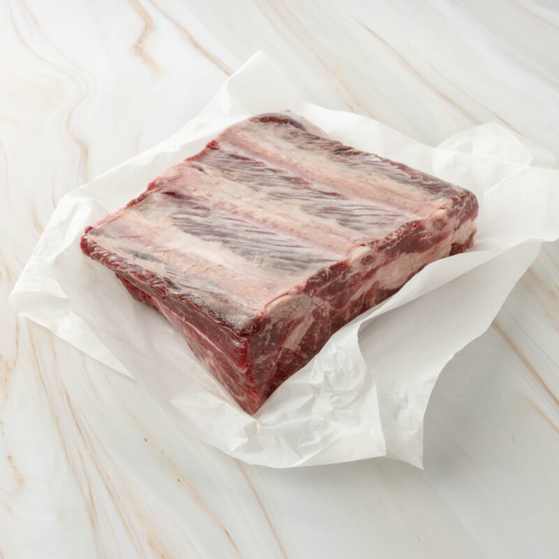 Rohes Stück Rindfleisch auf Papier